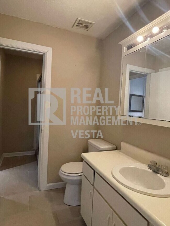 Building Photo - Three Bedroom Home in Lake Wildwood