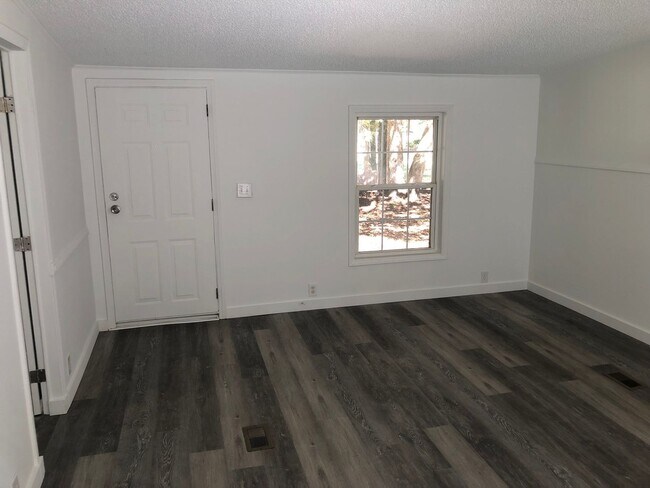 Building Photo - Spacious 3 bed 2 bath house in the greater...