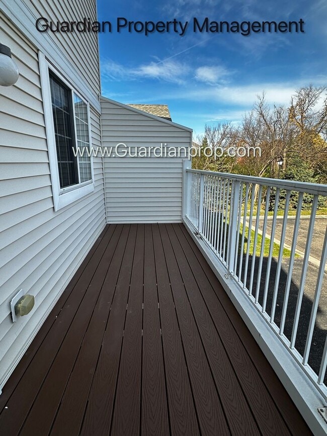 Building Photo - Maple Grove 2 Bedroom Town Home, 2 Car Garage, Patio, Dishwasher, W/D