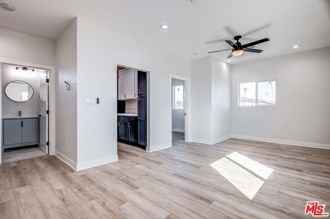 Building Photo - 624 W 83rd St