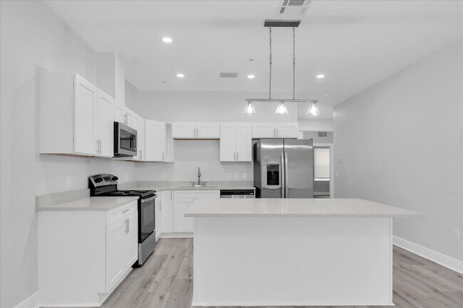 Building Photo - 705 S Orange Ave