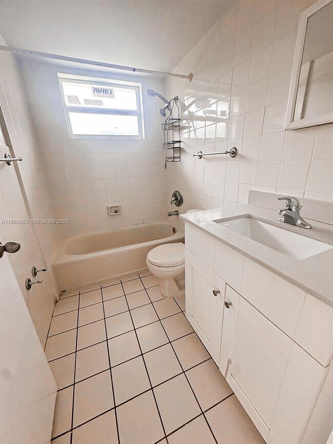 Building Photo - 3962 Park Ln