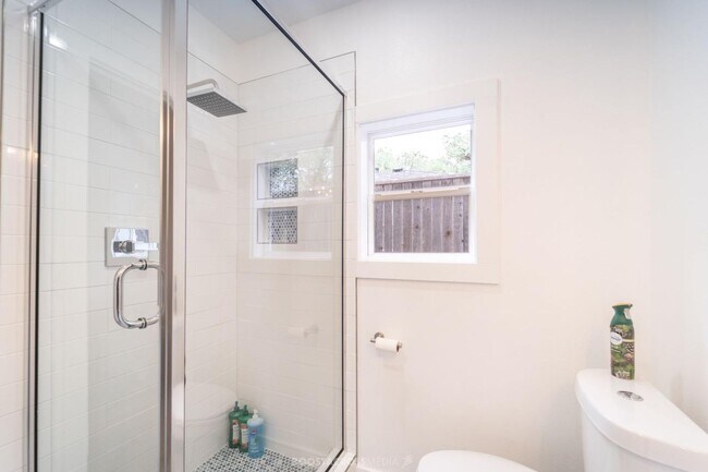 Building Photo - ADORABLE 3 bedroom!