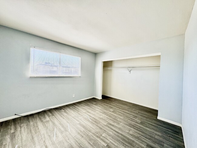 Building Photo - Newley Renovated 2 bed, 1 bath Upstairs Co...