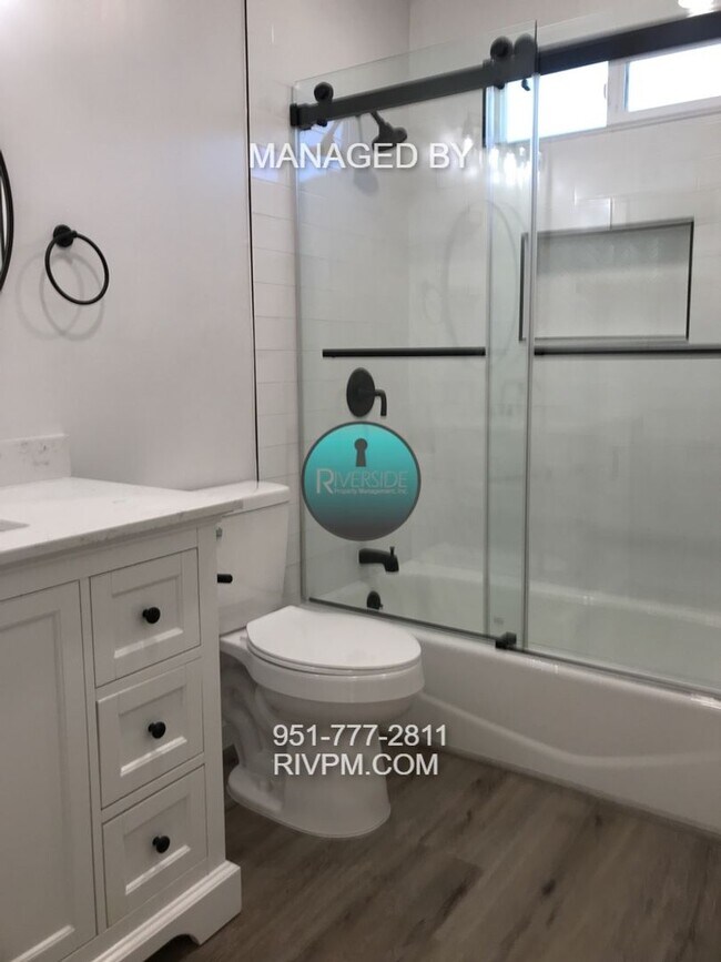 Building Photo - Tastefully remodeled home in a great Centr...