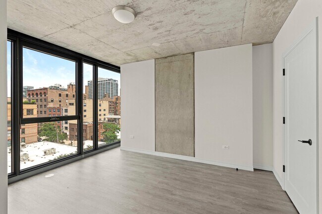 Building Photo - 661 N Wells St