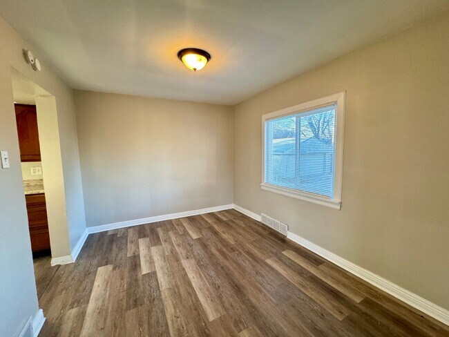 Building Photo - Beautiful 3 bedroom, 1 bath single family home with large fenced yard/ Garage /Central AC / Appli...