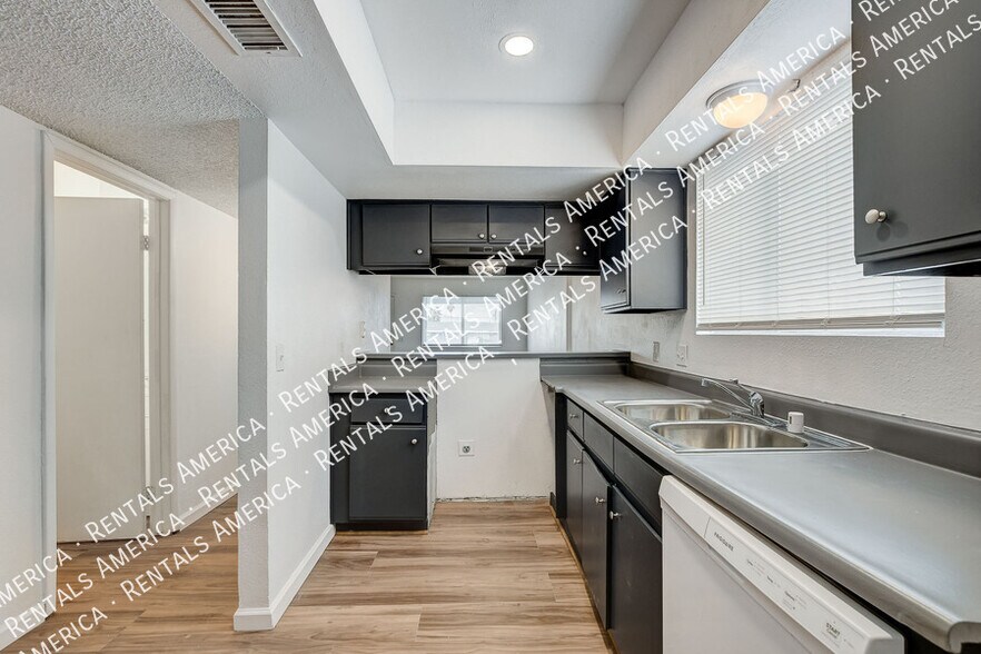 Building Photo - 3411 Center Dr