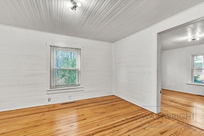 Building Photo - Charming Country Cottage Now Available