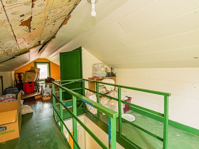 Building Photo - Amazing vintage 2-bdrm/2-bath Cully home—G...