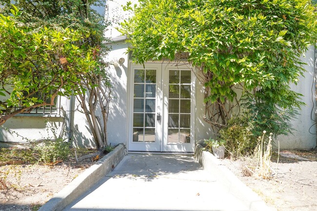 Building Photo - Fantastically Located Garden Apartment