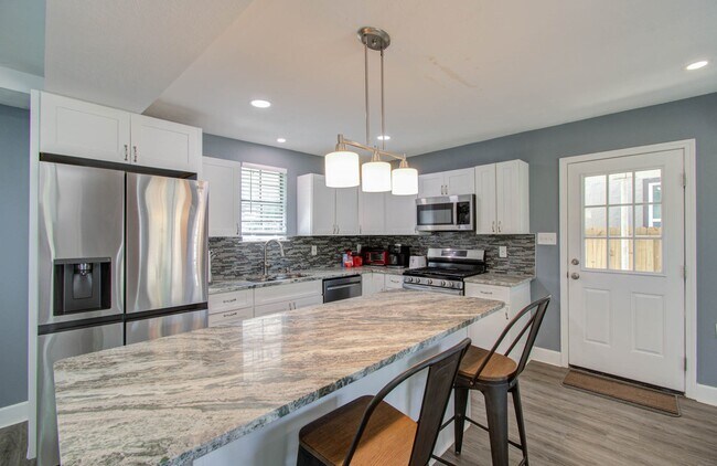 Building Photo - 3330 Kelton St