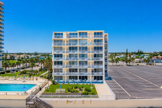 Building Photo - Cozy Studio on the Beach in Daytona Beach Shores