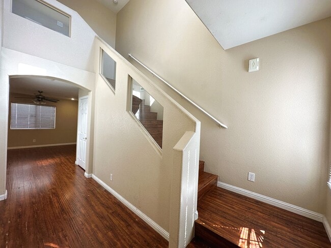 Building Photo - BEAUTIFUL 2 STORY HOME WITH HARDWOOD FLOORING! 3 BED 2 BATH, MASTER BEDROOM HAS ITS OWN PRIVATE B...