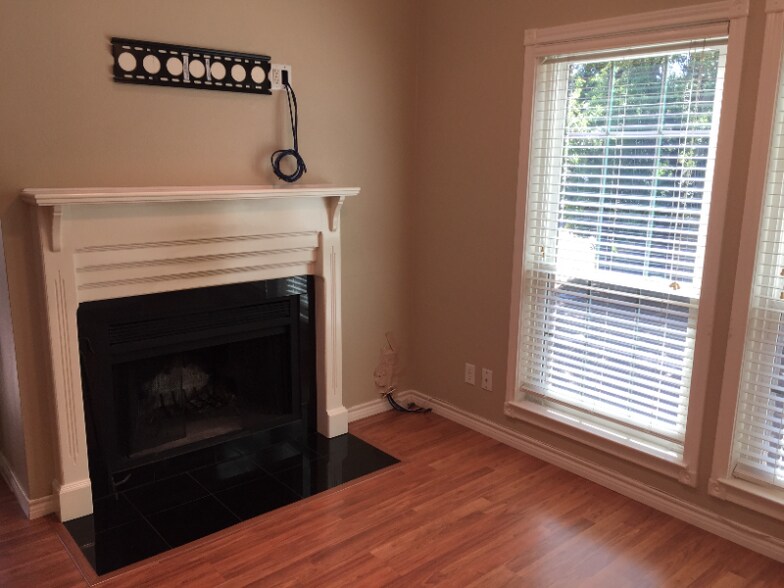 Building Photo - 14400 Montfort Dr