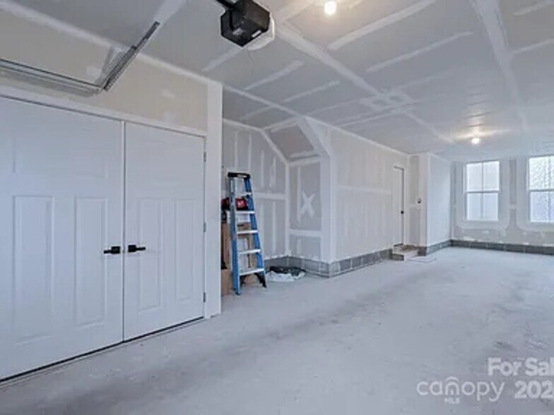 Building Photo - 317 Music Hall Wy