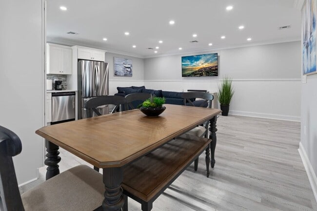 Building Photo - 204 E Primrose Rd