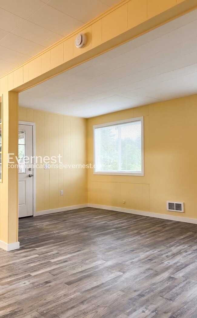 Building Photo - 2-Bed/1-Bath Town Home/ Available Now!