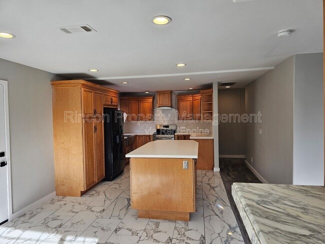 Building Photo - 2810 Sherwin Ave