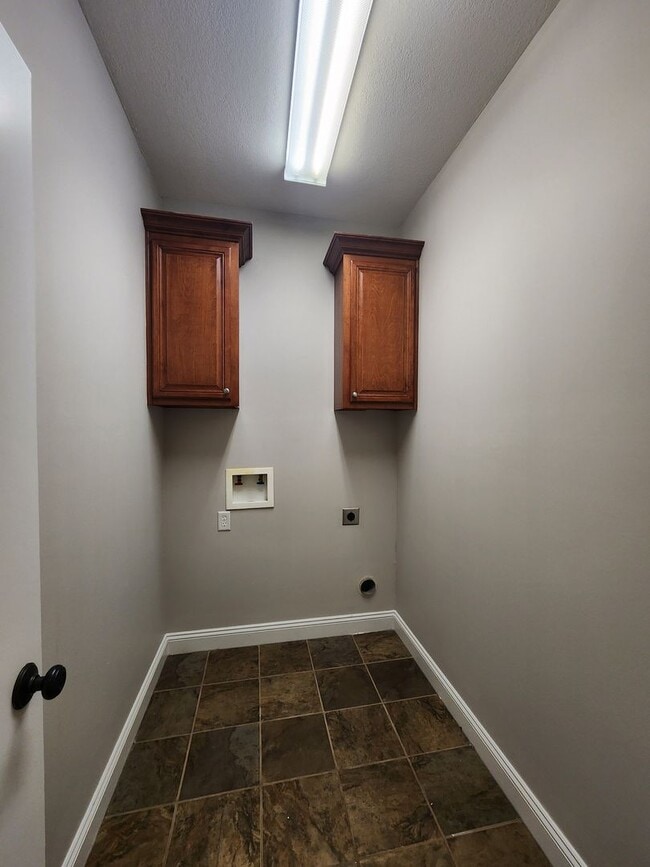 Building Photo - Spacious 4BD/2BA Home in Hahira with Scree...