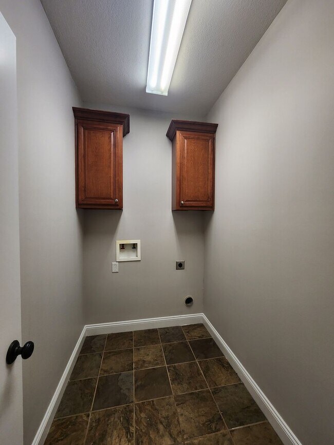 Building Photo - Spacious 4BD/2BA Home in Hahira with Screened Porch & Above Ground Pool!