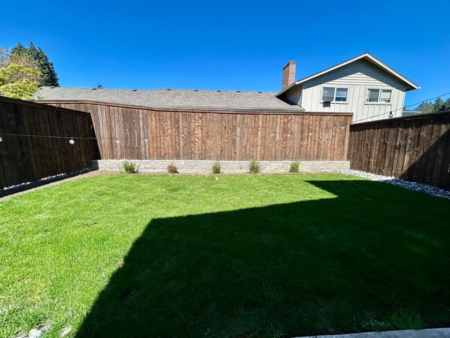 Building Photo - Wonderful Two Bedroom Unit in Lakeshore Ne...