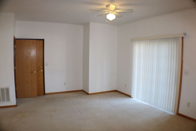 Building Photo - $1,195 | 2 Bedroom, 1 Bathroom Condo | No ...