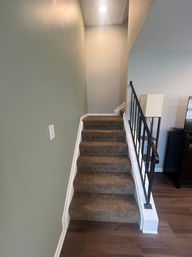 Building Photo - 3 bedroom Condo - Includes resident only c...