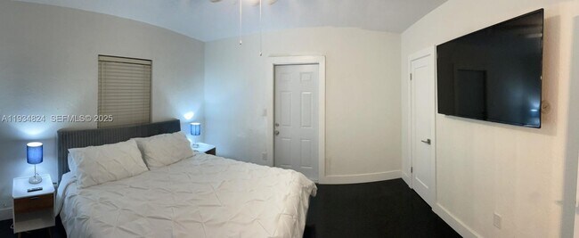 Building Photo - 1955 Washington St