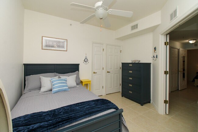 Building Photo - ** SPACIOUS 3 BED/2 BATH COACH HOME WITH T...