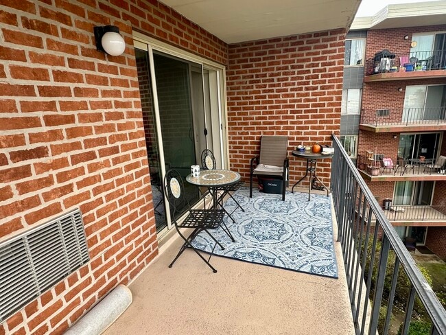 Building Photo - 16 E Old Willow Rd