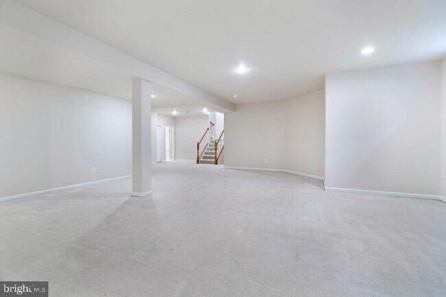 Building Photo - 43997 Riverpoint Dr