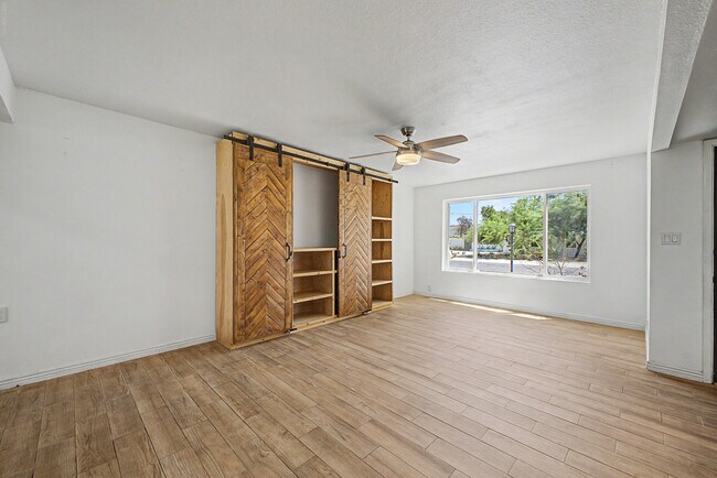 Building Photo - 3922 E Sahuaro Dr