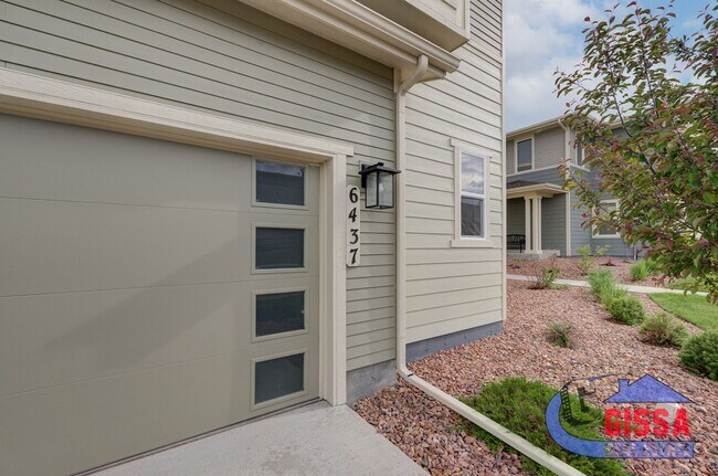 Building Photo - Beautiful, modern townhouse with primary b...