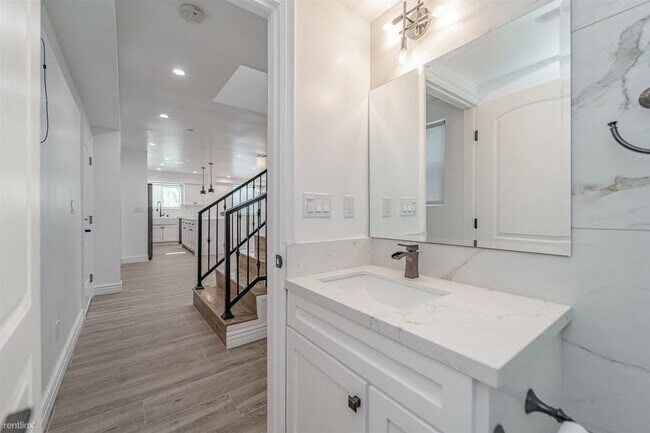 Building Photo - 3 br, 3 bath Duplex - 10224 La Reina Avenu...