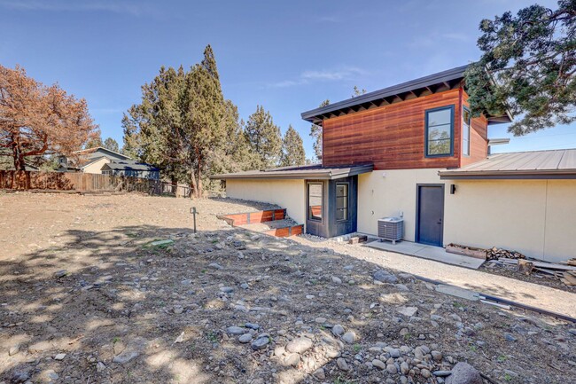 Building Photo - Gorgeous home close to downtown Tumalo