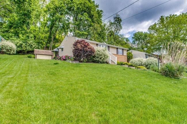 Building Photo - AVAILABLE MID-OCTOBER! Gorgeous 3-bedroom ...