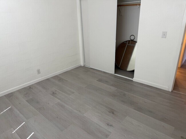 Building Photo - 605 S Royal Crest Cir