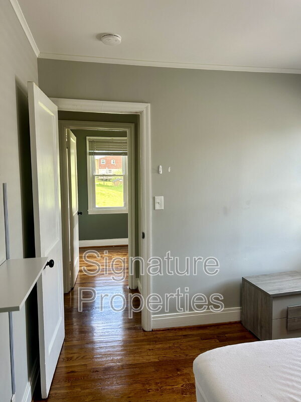 Building Photo - 703 4th St