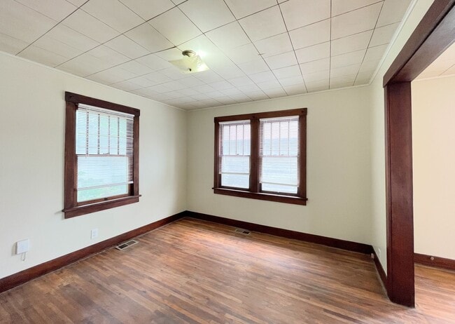 Building Photo - Large 1 bedroom home