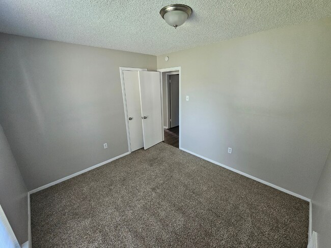 Building Photo - PREMIUM RENTAL! 3BR/2BA | Stone Fireplace & Hardwoods | Fenced Yard!