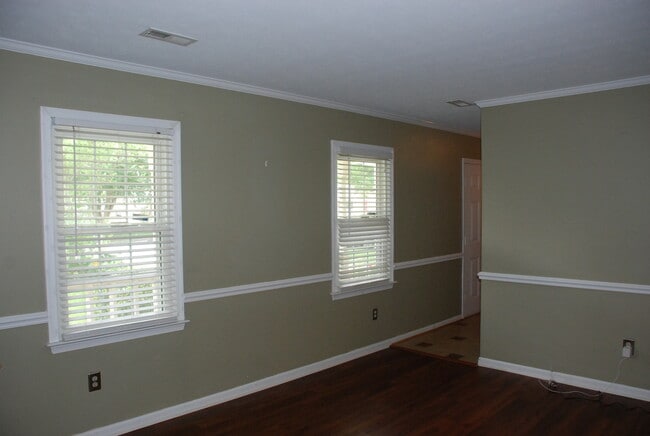 Building Photo - 3 Bedroom, 2.5 bath house in Newport News-Bernard Village