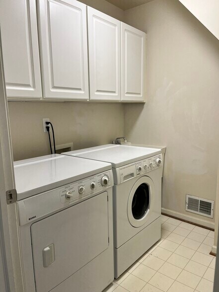 Building Photo - 4455 Park Place Dr