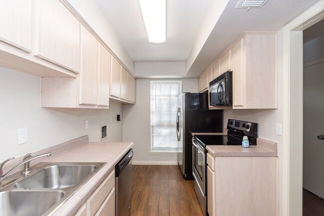 Building Photo - 7950 Grove Ridge Dr
