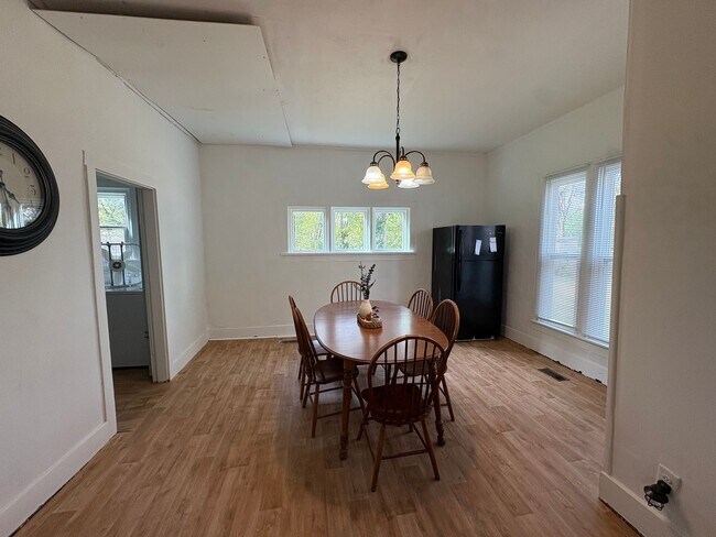 Building Photo - 1629 Forrest Dr