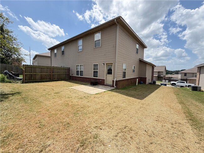 Building Photo - 603 SW Loudon Dr
