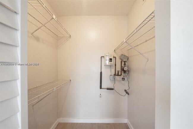 Building Photo - 8160 Geneva Ct