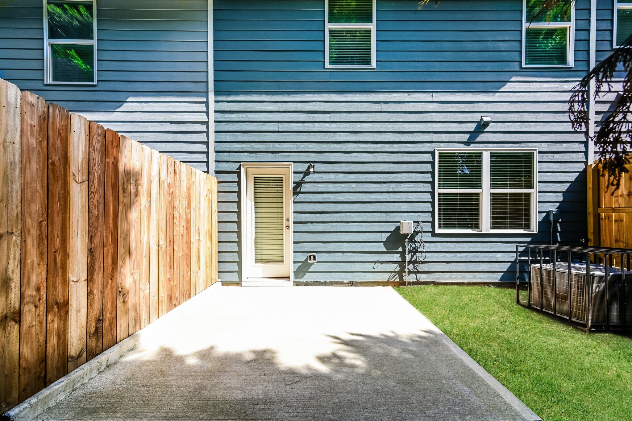 Building Photo - 3573 Saratoga Cir