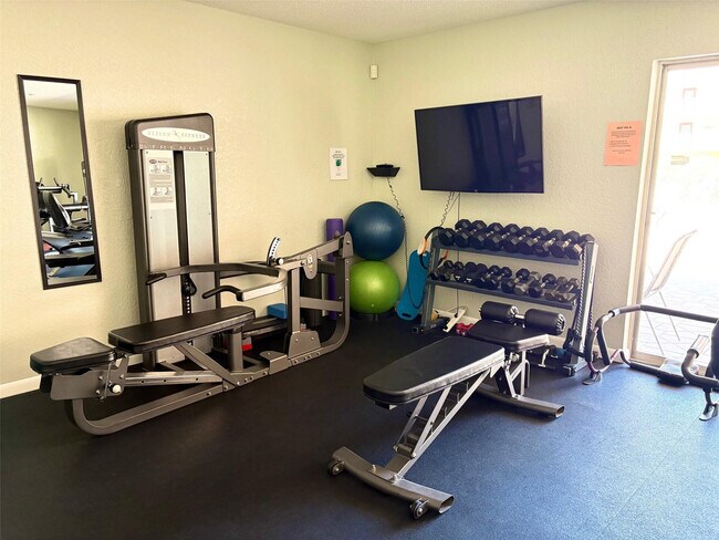 Building Photo - 1055 Country Club Dr