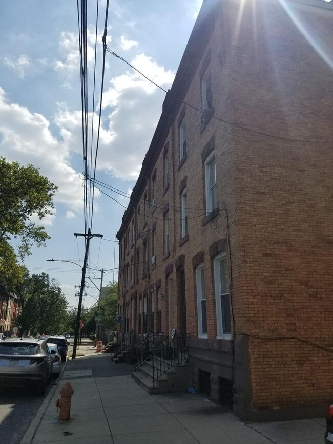 Building Photo - Beautiful 2 bedroom newly renovated unit available